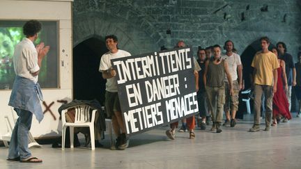 Le metteur en sc&egrave;ne Alain Platel applaudit les manifestants sur sc&egrave;ne, lors d'une pr&eacute;cdente gr&egrave;ve au festival d'Avignon, le 7 juillet 2003. (GERARD JULIEN / AFP)