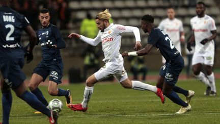 Le Lensois Zoubir au milieu de trois joueurs du Paris FC