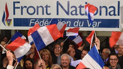 Les militants FN se f&eacute;licitent des r&eacute;sultats obtenus par leur parti lors du premier tour des &eacute;lections d&eacute;partementales, le 22 mars 2015, &agrave; La Valette-du-Var (Var).&nbsp; (BORIS HORVAT / AFP)