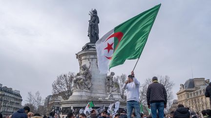 Rassemblement de la diaspora algérienne place de la République à Paris, le 21 février 2021. (SAMIR MAOUCHE / HANS LUCAS)