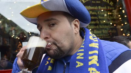 Un supporter de l'Ukraine, au bar pour supporter son équipe. (ARTUR WIDAK / NURPHOTO)