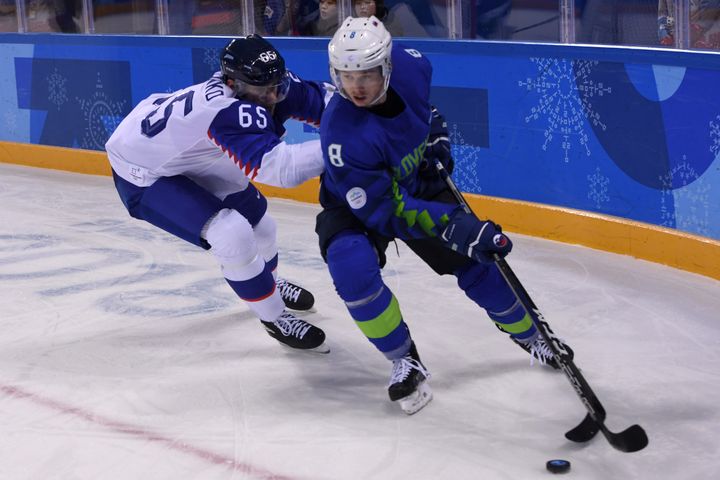 Le joueur de hockey sur glace de l'équipe de Slovénie Ziga Jeglic&nbsp;(à droite), lors des Jeux olympiques de Pyeongchang (Corée du Sud), le 17 février 2018. (JUNG YEON-JE / AFP)