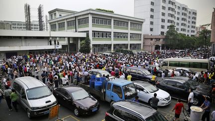 Des salari&eacute;s de Yue Yuen Industrial, le 18 avril 2014, &agrave; Dongguan (Chine). ( REUTERS)