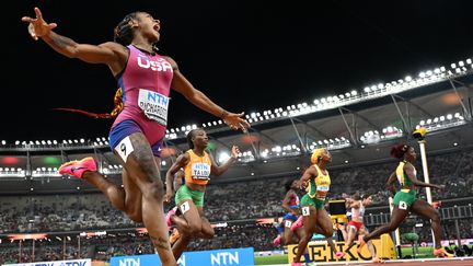 L'Américaine Sha'Carri Richardson a réalisé une très belle fin de course pour franchir la ligne d'arrivée en première position et décrocher la première médaille d'or mondiale de sa carrière sur le 100 m. Elle a signé la cinquième meilleure performance de tous les temps avec un chrono en 10"65. L'athlète de 23 ans a devancé les deux Jamaïcaines Sericka Jackson (10"72) et Shelly-Ann Fraser-Pryce (10"77).