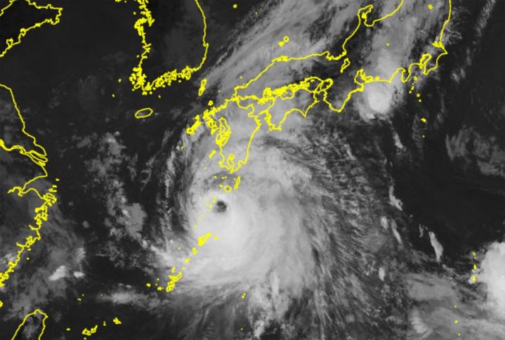 Une image satellite montre le typhon Shanshan se rapprochant de la région japonaise de Kyushu le 28 août 2024. (HANDOUT / JAPAN METEOROLOGICAL AGENCY)