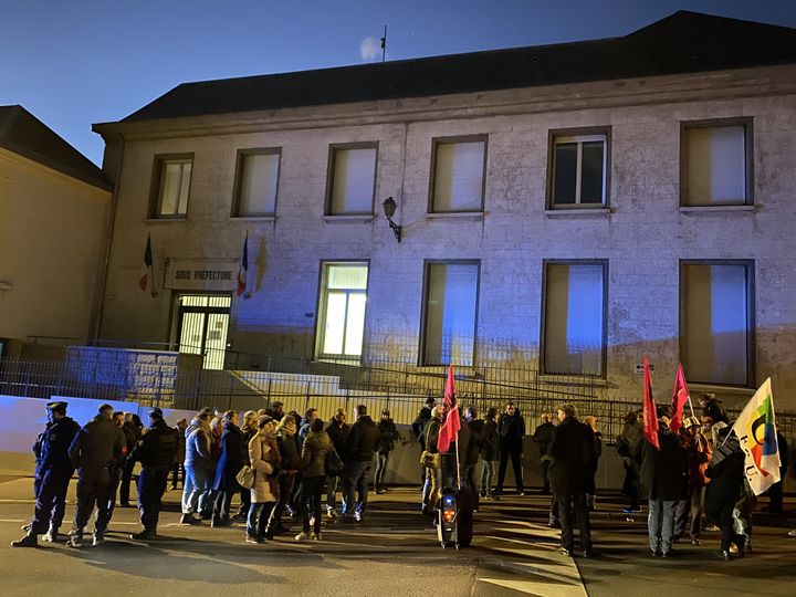 Le cortège contre la réforme des retraites devant la sous-préfecture de Boulogne-sur-Mer (Pas-de-Calais), le 7 février 2023, en fin de journée. (RAPHAEL GODET / FRANCEINFO)