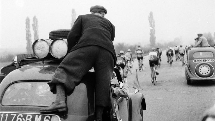 Le peloton du Circuit de France sur les routes entre le 28 septembre et le 4 octobre 1942. (ROGER PARRY)