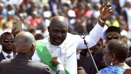 L'ancien footballeur George Weah prête serment à Monrovia, la capitale du Liberia. (ISSOUF SANOGO / AFP)