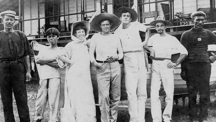  L'équipage du Snark (au centre, Jack London) à la plantation de Penduffryn, île de Guadalcanal, archipel des Salomon, 1908. 
 (Collection Michel Viotte)