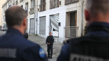 Des gendarmes surveillent les abords&nbsp;d'une mosquée attaquée en représailles à des agressions contre des pompiers, le 26 décembre à Ajaccio (Corse-du-Sud). (YANNICK GRAZIANI / AFP)