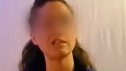 Vidéo postée sur Twitter&nbsp;où une femme affirme avoir été victime de paralysie faciale à la suite d'une vaccination contre le Covid-19. (CAPTURE D'ECRAN)