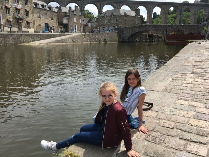 Candice et Fleur, au bord de la Rance, dans la ville médiévale de Dinan. (INGRID POHU / RADIO FRANCE)