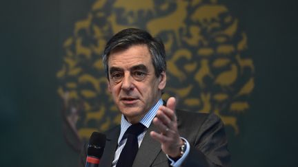 Le candidat de la droite et du centre à la présidentielle François Fillon lors d'un discours devant la&nbsp;Fédération nationale des chasseurs, le 14 mars 2017, à Paris.&nbsp; (CHRISTOPHE ARCHAMBAULT / AFP)