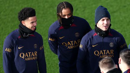 Le milieu de terrain du PSG, Warren Zaïre-Emery, avec ses coéquipiers parisiens, Bradley Barcola et Lucas Hernandez, lors d'un entraînement à Poissy (Yvelines), le 8 décembre 2023. (FRANCK FIFE / AFP)