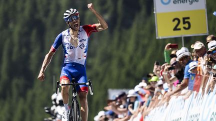 Thibaut Pinot célèbre sa victoire sur le Tour de Suisse, le 18 juin 2022.&nbsp; (GIAN EHRENZELLER / KEYSTONE)