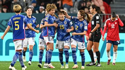 Les Japonaises célèbrent le but d'Aoba Fujino contre le Costa Rica, mercredi 26 juillet. (SANKA VIDANAGAMA / AFP)