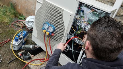 Installation d'une pompe à chaleur. (FRANCOIS DESTOC / MAXPPP)