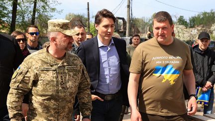 Le Premier ministre canadien, Justin Trudeau, au centre, avec à droite&nbsp;Oleksandr Markushyn, maire d'Irpin, près de Kiev (Ukraine), le 8 mai 2022.&nbsp; (HANDOUT / OLEKSANDR MARKUSHYN TELEGRAM CHA / AFP)