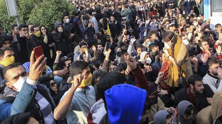 Des dizaines d'étudiants se sont rassemblés devant l'entrée principale de l'université de Téhéran (Iran), samedi 30 décembre, pour protester contre le pouvoir. (AP/SIPA / AP)