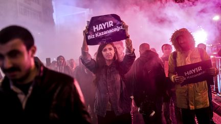 Des partisans du "non" au référendum manifestent à Istanbul, le 17 avril 2017. (BULENT KILIC / AFP)