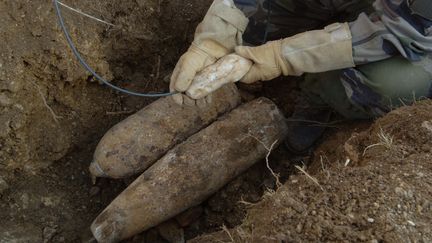 Le déminage d'un champ de bataille à Verdun. (ARNAUD BEINAT / MAXPPP)