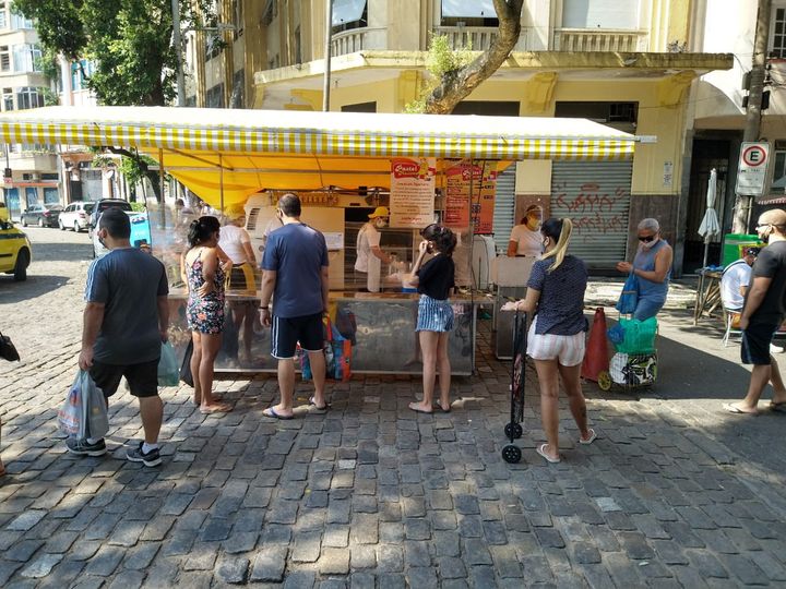 Un stand de nourriture dans le centre de Rio de Janeiro. La distanciation et le port du masque ne sont pas toujours respectés (Casa 48)