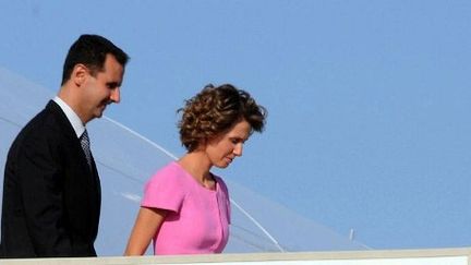 Bachar al Assad et son épouse Asma arrivent à Tunis, le 12 juilet 2010. Ils sont attendus par le président tunisien déchu, Zine Ben Ali. (STR/AFP)