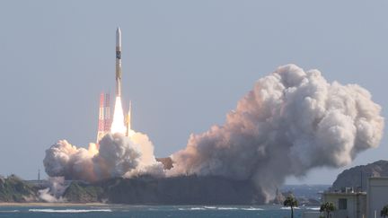 La fusée japonaise transportant un modèle lunaire lors de son décollage, le 7 septembre 2023, à Tanagashima (Japon). (MASAKI AKIZUKI / YOMIURI / AFP)