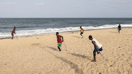 Des joueurs de l'équipe de football "Single Leg" sur la plage de Lumley, en Sierra Leone, le 16 avril 2022. (JOHN WESSELS / AFP)