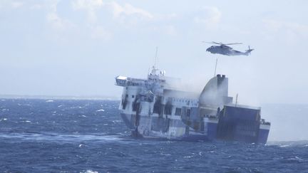 Un h&eacute;licopt&egrave;re survole le ferry "Norman Atlantic" au large de l'Albanie, le 29 d&eacute;cembre 2014. (MARINA MILITARE/ REUTERS)