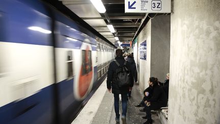 Un RER entre en gare de Châtelet-Les Halles, le 25 janvier 2017, à Paris. (GEOFFROY VAN DER HASSELT / AFP)