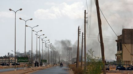 De la fum&eacute;e dans le ciel de Touarga (Libye), le 12 ao&ucirc;t 2011, alors que les combats font rage entre les rebelles et les forces fid&egrave;les au colonel Kadhafi.&nbsp; (GIOVANNI DIFFIDENTI / AFP)