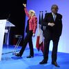 Marine Le Pen (G) et Jean-Marie Le Pen, le 20 mai 2014 en meeting &agrave; Marseille (Bouches-du-Rh&ocirc;ne). (FRANCK PENNANT / AFP)