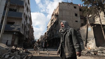 Les bombardements dans la ville rebelle de Douma, à la périphérie de Damas en Syrie, le 30 décembre 2016.&nbsp; (ABD DOUMANY / AFP)