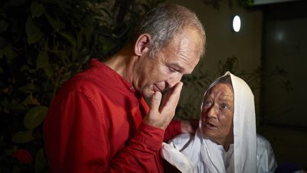 L'ex-otage Sophie Pétronin&nbsp;donne une conférence de presse après sa libération, en présence de son fils Sébastien, le 8 octobre 2020 à Bamako (Mali). (AFP)