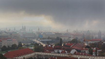 Une vue du château de Prague (République tchèque) sous la pluie. (MANUEL COHEN / AFP)