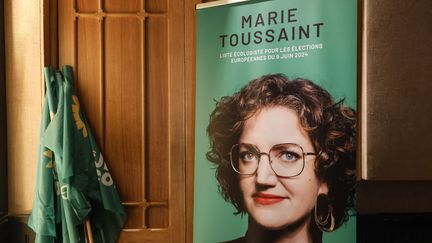 Une affiche de la tête de liste Les Écologistes pour les élections européennes, Marie Toussaint, lors d'un metting à Paris, le 2 décembre 2023. (OLIVIER CORSAN / MAXPPP)