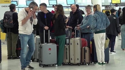 Le ministre de l'Économie compte reprendre la hausse de la taxe sur les billets d'avion annoncée dans le budget de l’ancien gouvernement de Michel Barnier. Air France avait augmenté ses tarifs cet automne en prévision de cette taxe, puis les avait baissés quand le gouvernement était tombé. (France 2)