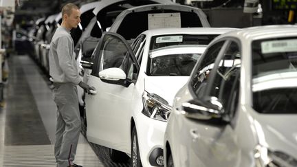 &nbsp; (Un employé dans l'usine d'assemblage des Peugeot 208 en Slovaquie © AFP / SAMUEL KUBANI)