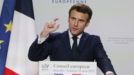 Le président de la République Emmanuel Macron lors d'une conférence de presse à l'issue du sommet européen à Bruxelles, vendredi 25 mars 2022. (LUDOVIC MARIN / AFP)