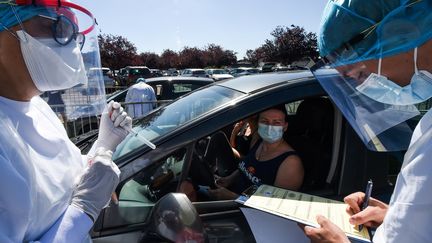 Une femme réalise un test du dépistage du Covid-19, à Laval (Mayenne), le 9 juillet 2020.&nbsp; (JEAN-FRANCOIS MONIER / AFP)