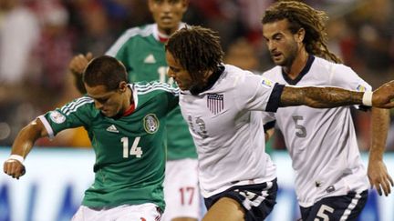 L'Américain Kyle Beckerman fait barrage au joueur mexicain