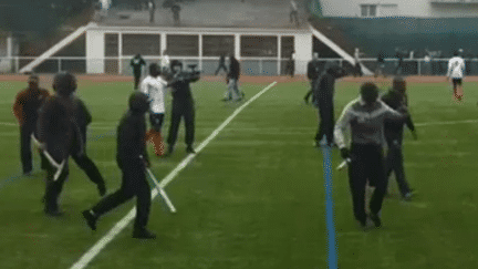 Arm&eacute;s, des spectateurs du match de foot opposant&nbsp;l'US Ivry Football &agrave; l'AS Val-de-Fontenay envahissent le terrain, le 2 juin &agrave; Ivry-sur-Seine (Val-de-Marne). (LE PARISIEN / FRANCETV INFO)