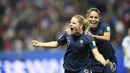 La Française Eugénie Le Sommer célèbre son but sur penalty lors d'un match de la Coupe du monde féminine de foot contre la Norvège, le 12 juin 2019, à l'Allianz Riviera, à Nice (Alpes-Maritimes). (CHRISTOPHE SIMON / AFP)