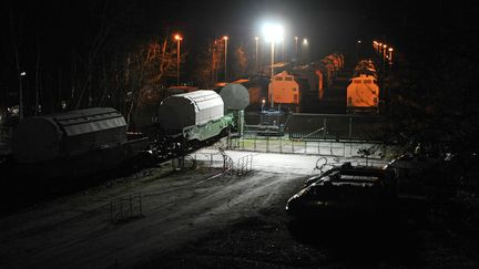 Le train Castor, charg&eacute; de d&eacute;chets nucl&eacute;aires, lors de son arriv&eacute;e &agrave; son terminus, &agrave; Dannenberg (Allemagne), le 28 novembre 2011. (JOCHEN LUEBKE / EPA / MAXPPP)