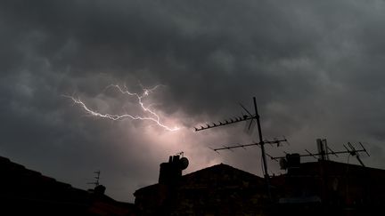 Un orage le 1er juillet 2018 à Bordeaux (Gironde). (NICOLAS TUCAT / AFP)