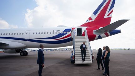 The British Home Office, James Cleverly, upon his arrival in Kigali (Rwanda), December 5, 2023. (BEN BIRCHALL / POOL / AFP)