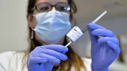 Le docteur Olga de Santis tient une seringue contenant le vaccin cAd3-EBO, le 4 novembre 2014, &agrave; l'h&ocirc;pital de Lausanne (Suisse). (RICHARD JUILLIART / AFP)