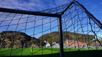 Un terrain de football à Maniitsoq, au Groenland, le 3 septembre 2024. (JAMES BROOKS / AFP)