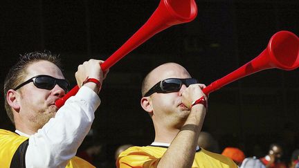 Des supporters soufflent dans des vuvuzelas, le 22 juillet 2006, &agrave; Pretoria (Afrique du Sud). (TOUCHLINE / GETTY IMAGES EUROPE)